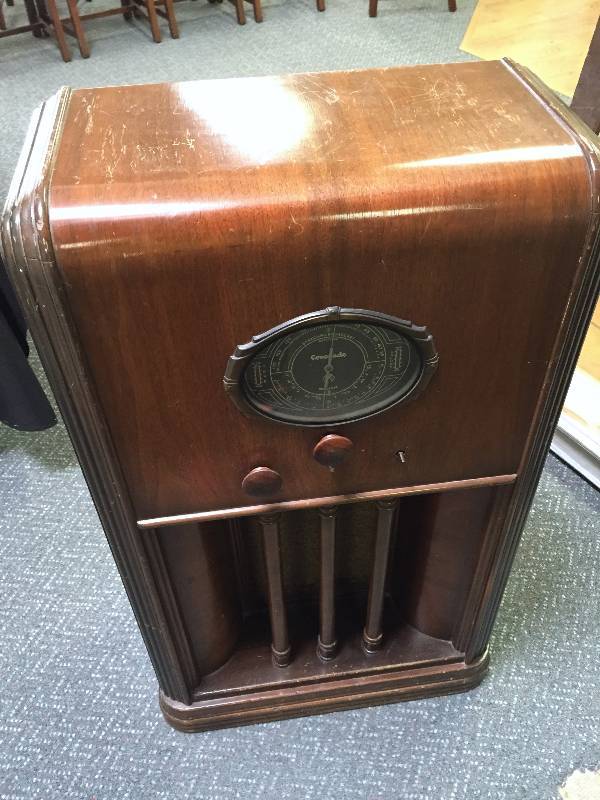 Large waterfall style Art Deco Radio appears to be fully intact and back$$$$$