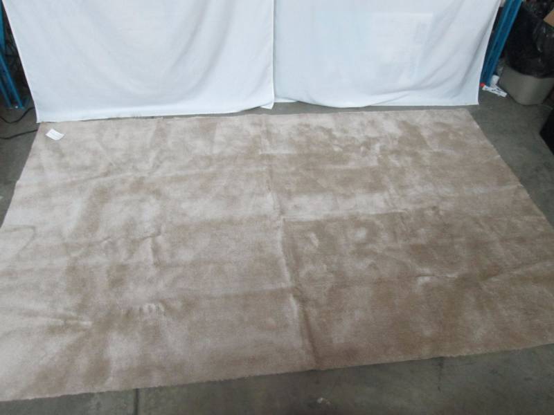 lot 74 image: Scroll 5x8 Bath Carpet