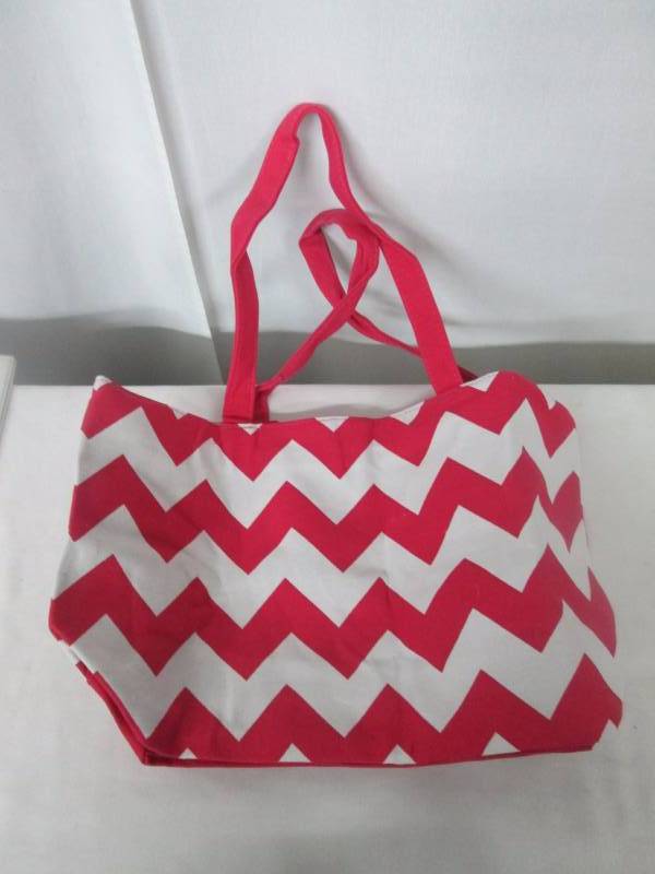 lot 98 image: Pink and White Tote