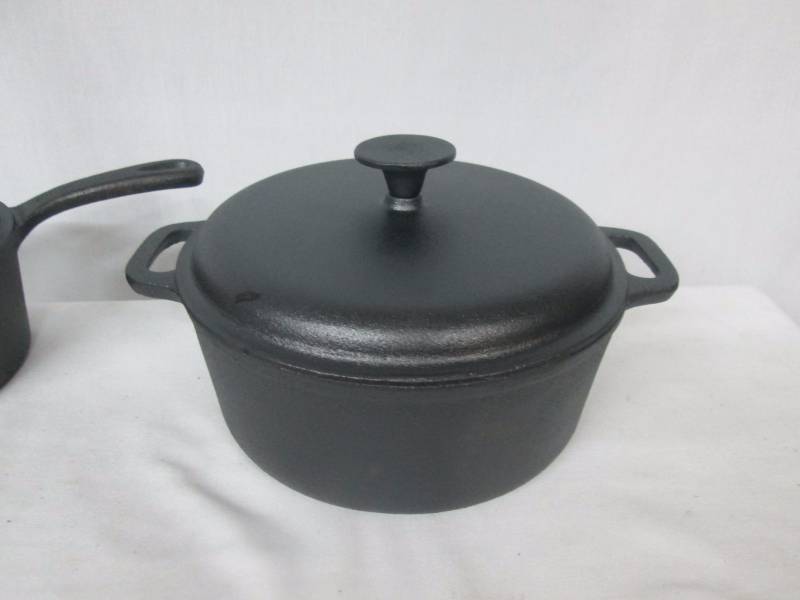 lot 37 image: Chefs Mark 6-pc. Cast Iron Cookware Set