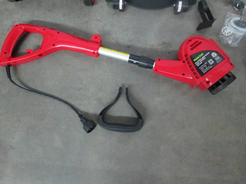 lot 50 image: Master Craft Convertible Electric Trimmer & Edger