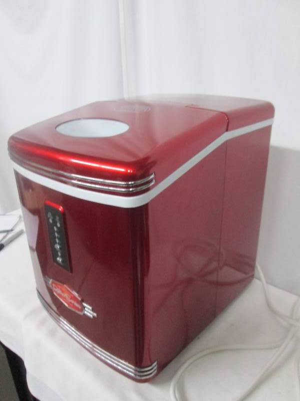 lot 21 image: Nostalgia Electrics Retro Series Ice Maker