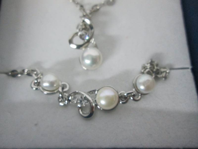 lot 100 image: Pearl & CZ Accent Jewelry Set