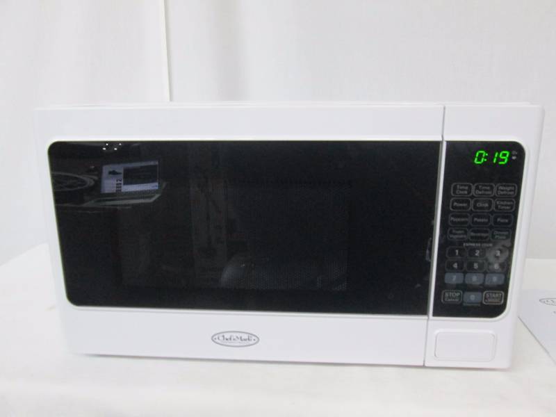 lot 33 image: Chefs Mark .7 cu. ft. 700-Watt Microwave