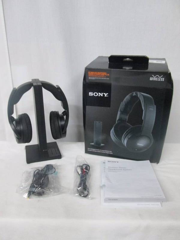 lot 14 image: Sony Noise-Reduction Wireless Headphones