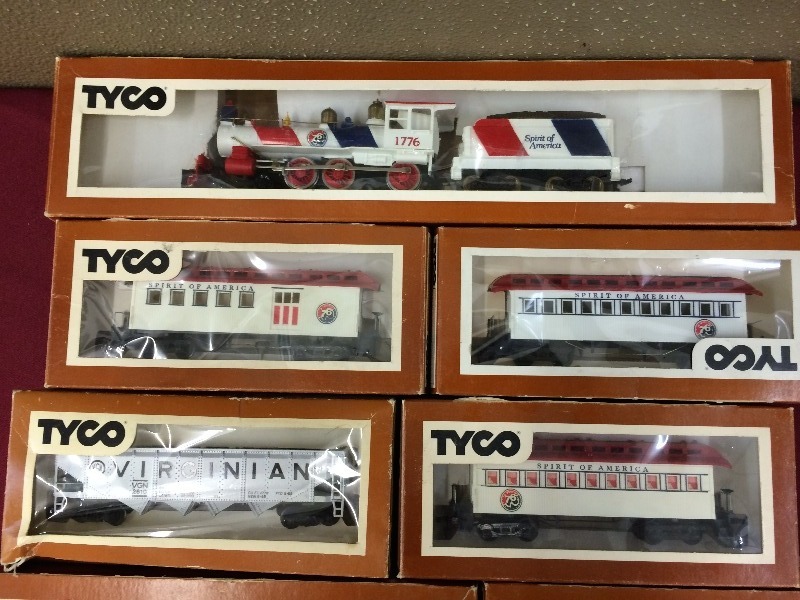 Tyco Trains  cars  collection  lot of 10