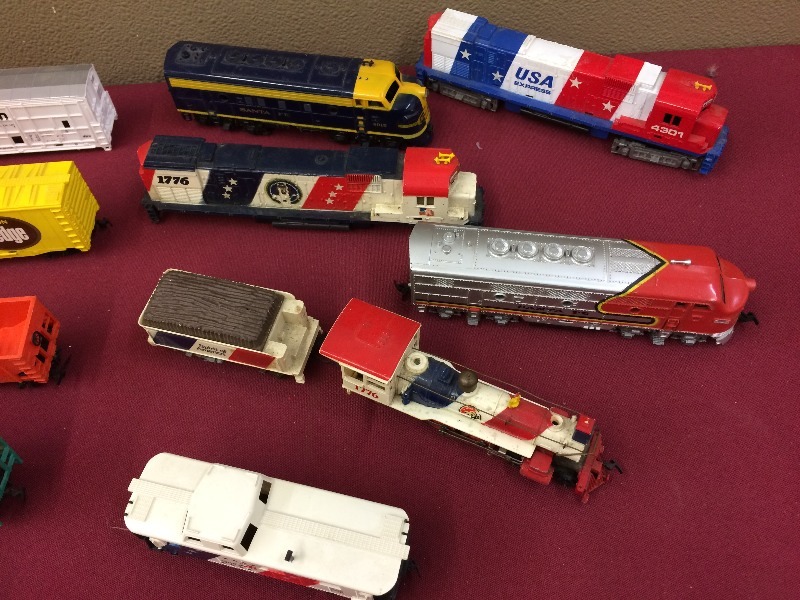 Model Trains  cars - lot of 21