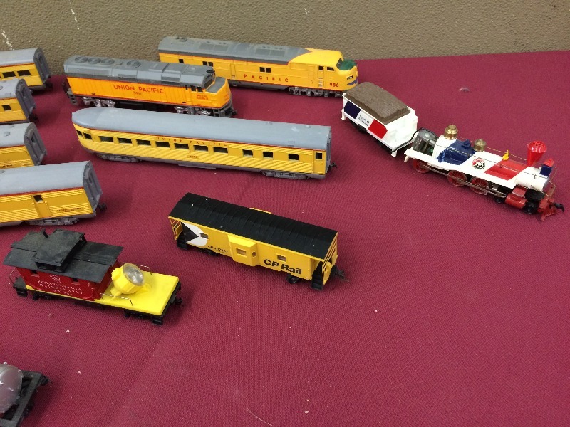 Model Trains  cars - lot of 20