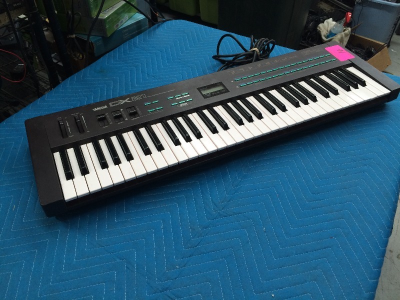 Yamaha Keyboard DX21   Works Fine