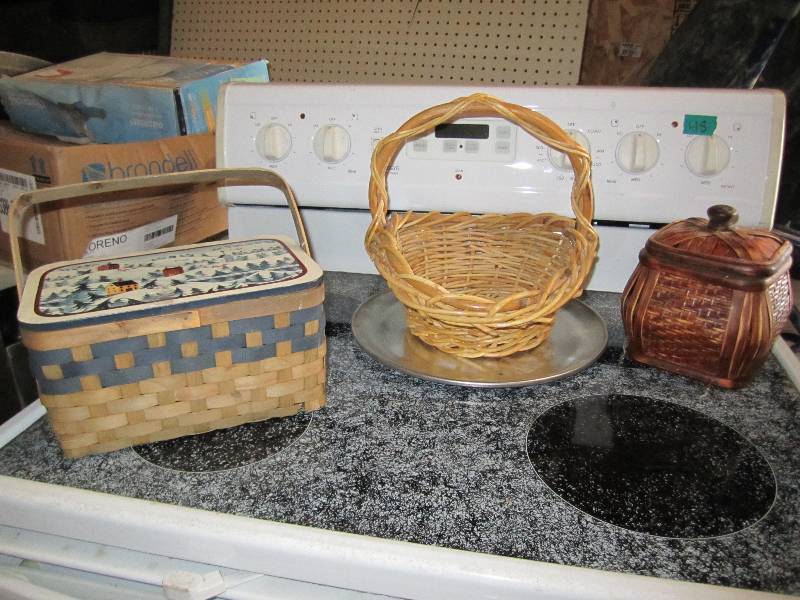 Small lot of various size baskets...