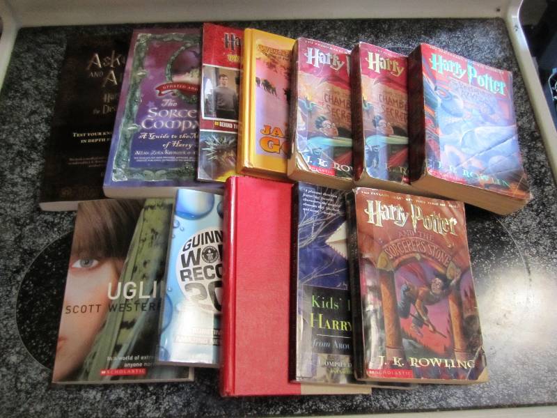 Lot of 12 books. 8 Harry Potter Ha...