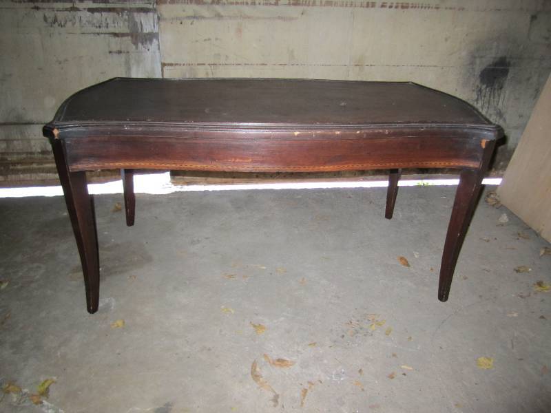 Elegant coffee table in a mohagany ...
