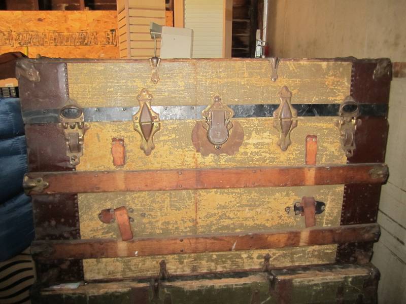 Vintage steamer trunk with removabl...