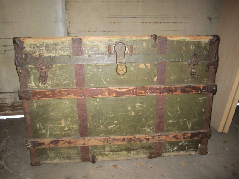 Fantastic steamer trunk with perfec...
