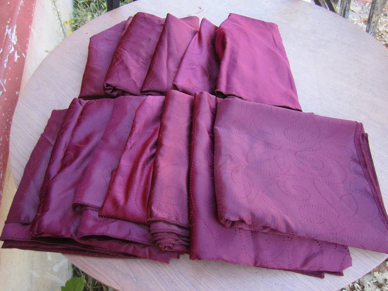 13 table clothes burgundy in color ...