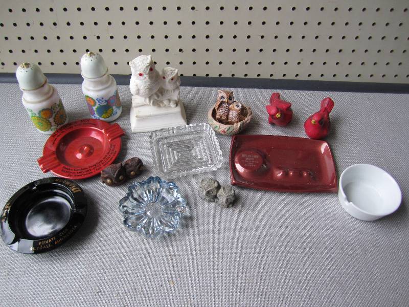 Decorative figures, vintage ash tra...