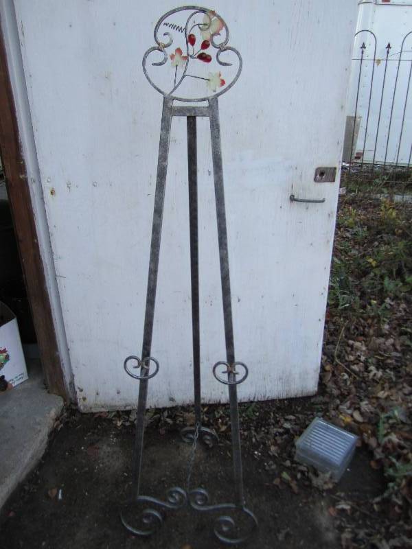 Metal easel with grape theme, 67 t...
