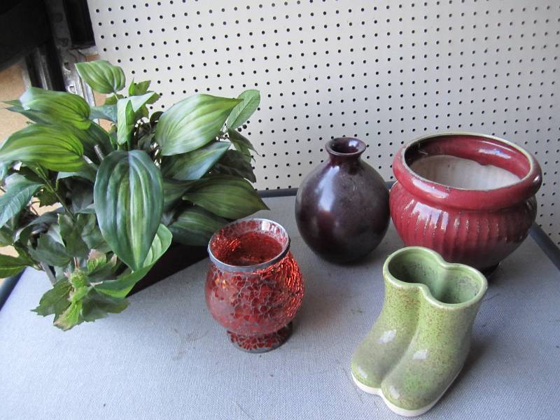 Lot of decorative vases and silk pl...