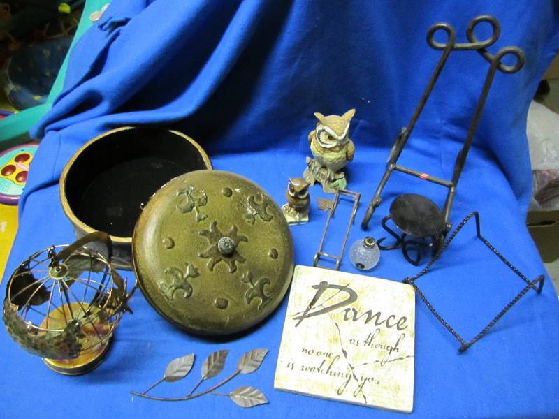 Lot of decorative items and stands...