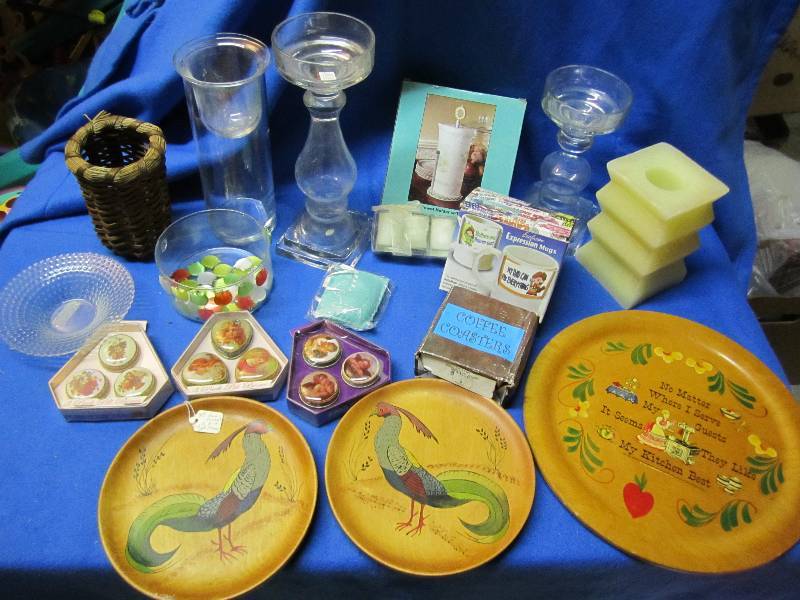 Lot of decorative household items, ...