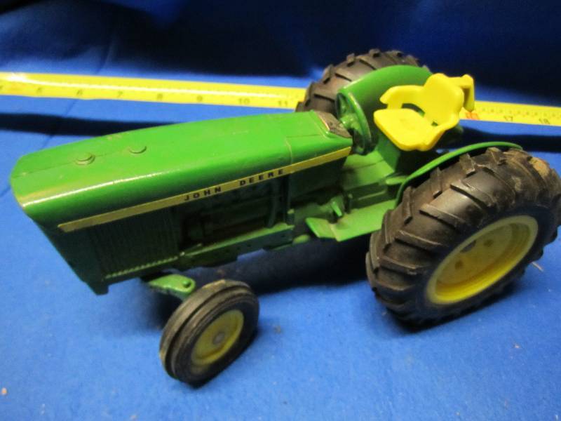 Vintage metal John Deere tractor re...