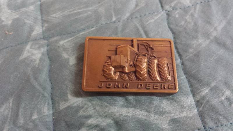 lot 107 image: John Deere wkeychain