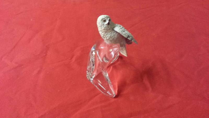 lot 295 image: The Franklin Mint Snow Owl Glass Base