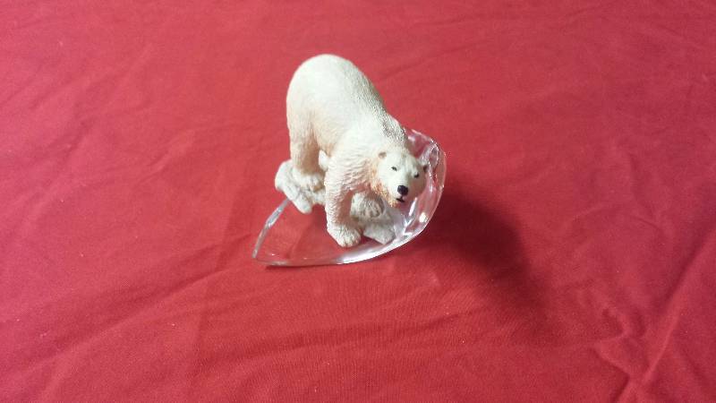 lot 300 image: The Franklin Mint Polar Bear Glass Base