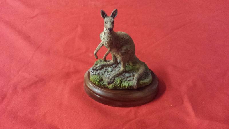lot 304 image: The Franklin Mint Macropus Giganteus