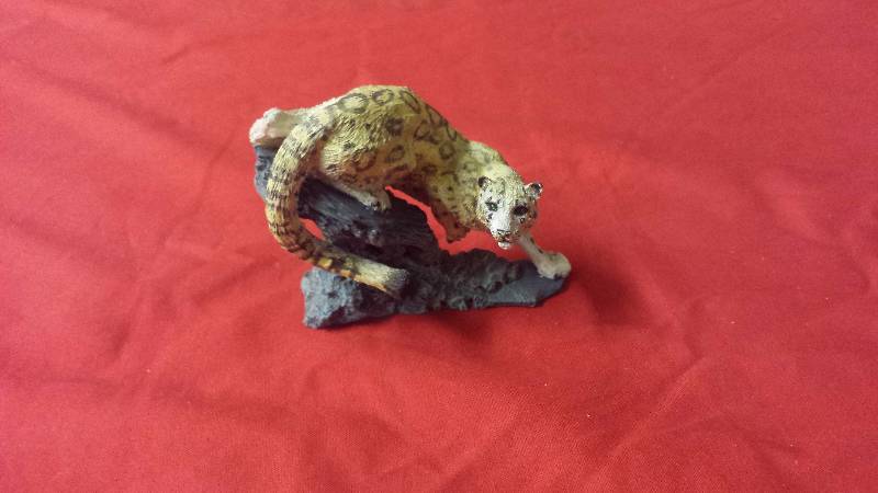 lot 305 image: Snow Leopard Sculpture