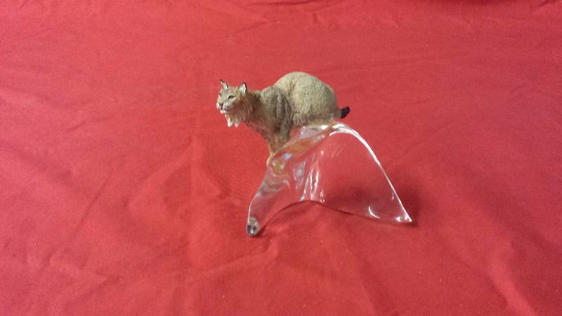 lot 313 image: The Franklin Mint Bob Cat Glass Base