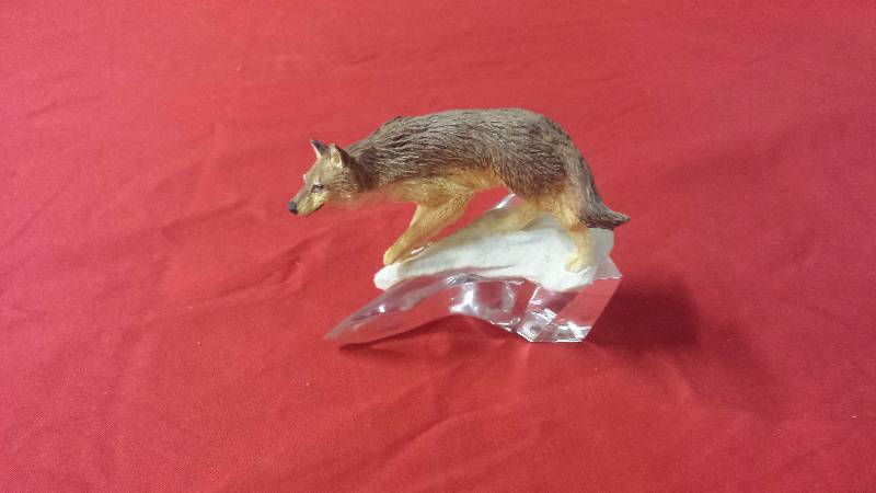 lot 320 image: The Franklin Mint Timber Wolf Glass Base