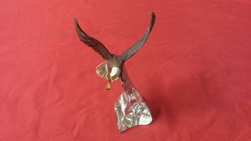 lot 341 image: The Hamilton Collection Bald Eagle Glass Base