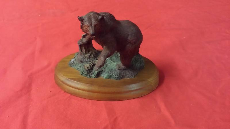 lot 343 image: The Hamilton Collection Grizzly Bear