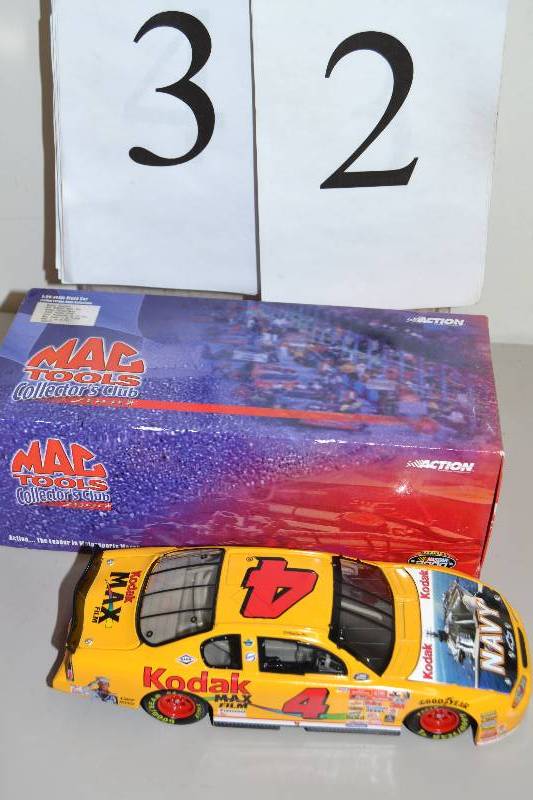 lot 32 image: Bobby Hamilton