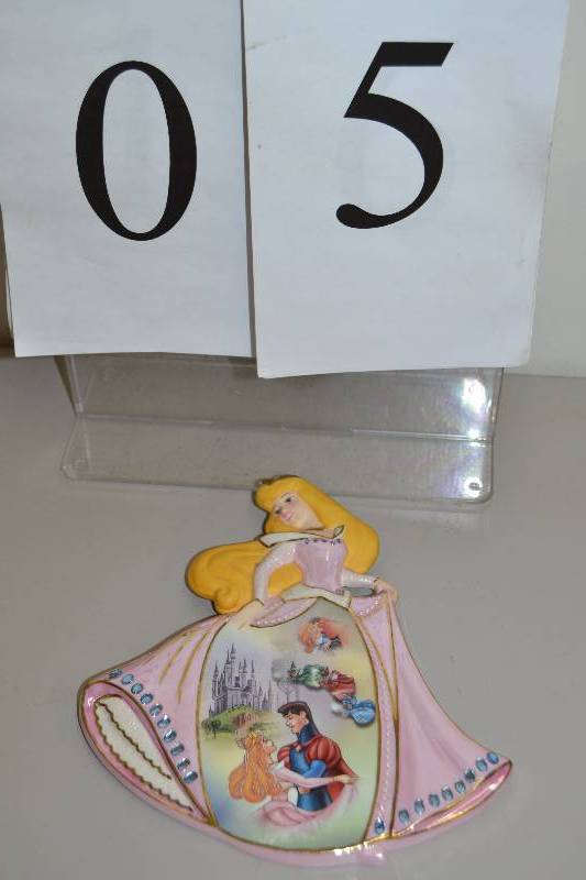 lot 5 image: Spellbound Beauty