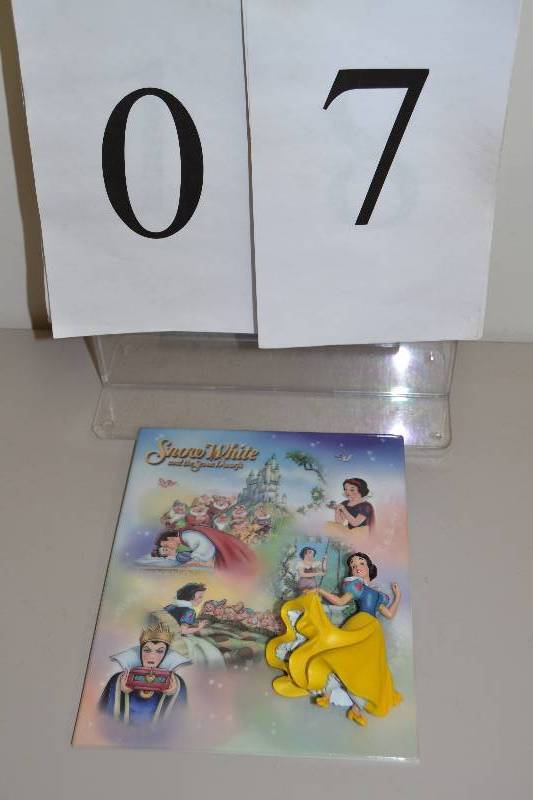 lot 7 image: Snow White