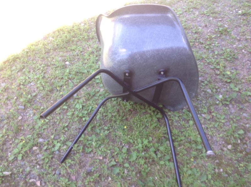 lot 14 image: Mid Century Modern Kreuger Fiberglass Shell Arm Chair