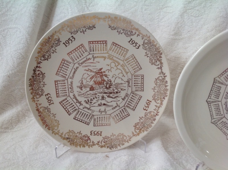 lot 17 image: Vintage Calendar Plates