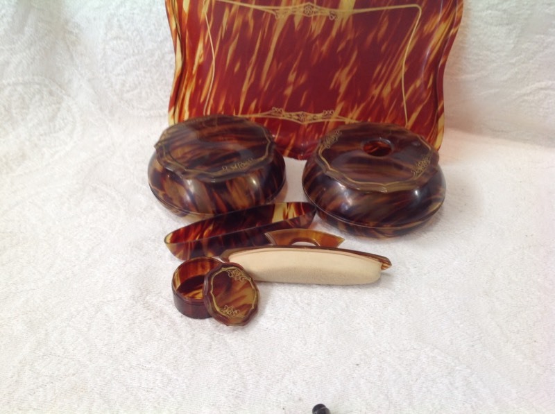 lot 19 image: Vintage Ladies Dresser Set