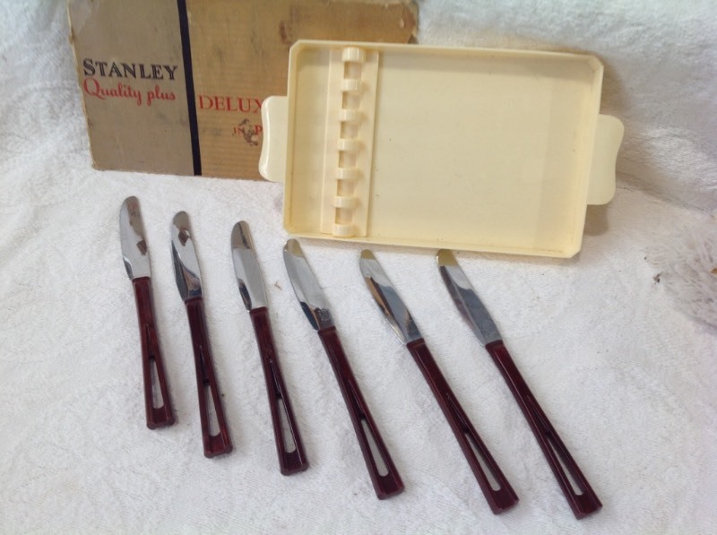 lot 21 image: Vintage 1950 Stanley Deluxe Steak Knife Set