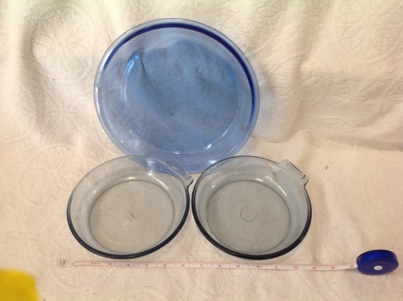 lot 27 image: Blue Pyrex Pie Plate & Single Handle Dishes