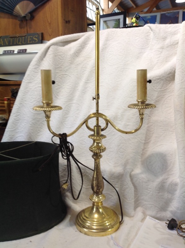 lot 31 image: Vintage Lamp