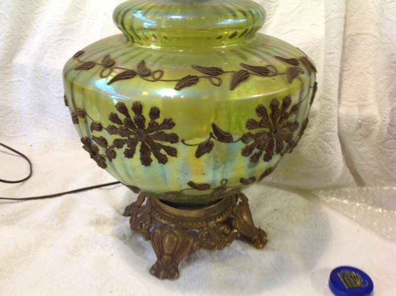 lot 32 image: Vintage Lamp