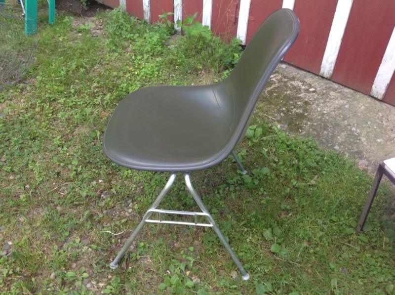 lot 11 image: Herman Miller Dark Olive Green Naugahyde Shell Chairs