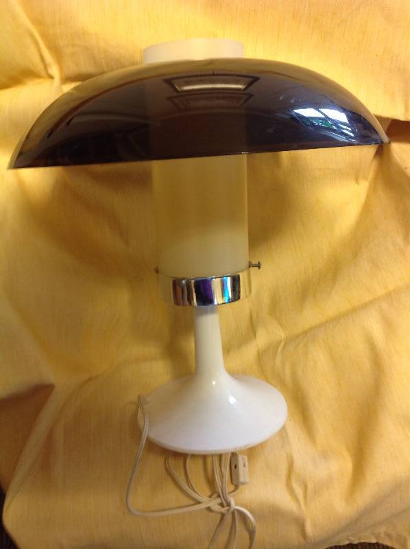 lot 45 image: Vintage Duraplastic Table Lamp