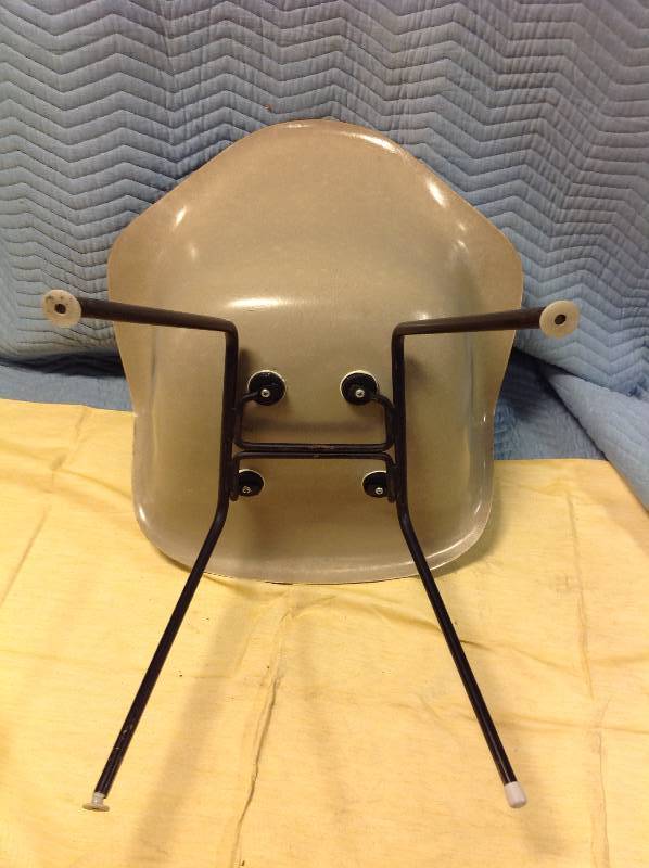 lot 57 image: Herman Miller Fiberglass Arm Chair