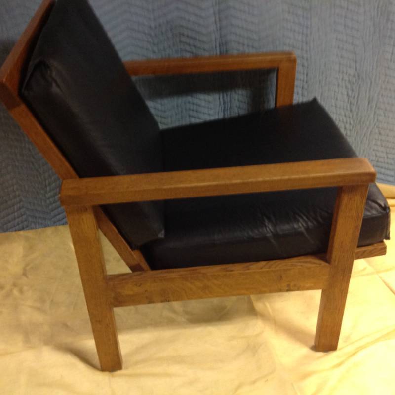 lot 62 image: Oak Mid Century Style Chair