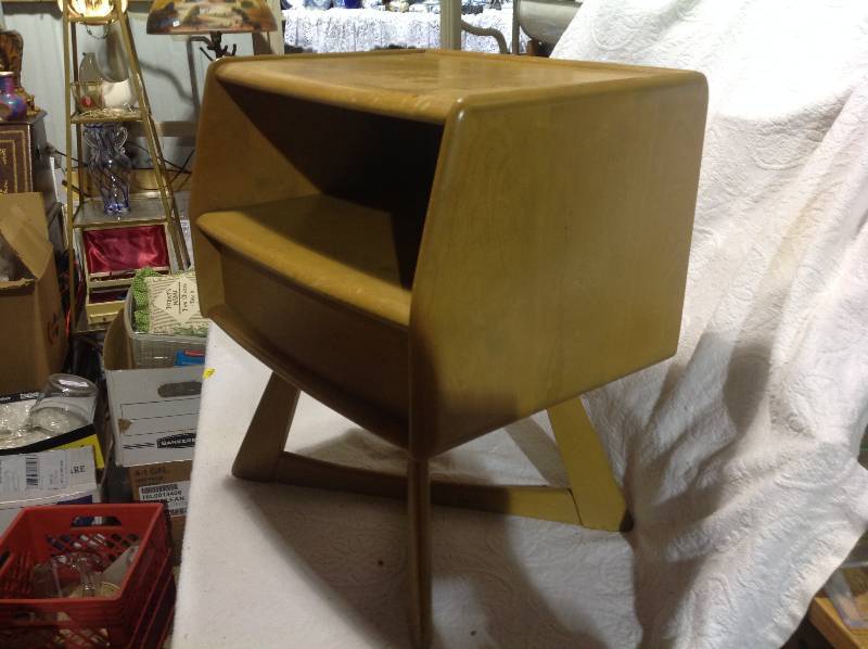 lot 63 image: Vintage Heywood Wakefield Sculptura M 778 Night Stand