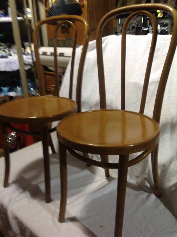 lot 64 image: Thonet Style 14 Bentwood Chairs